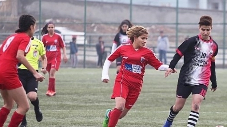 Bayanlar Maçında Kırmızı Kartlar Hava Uçuştu