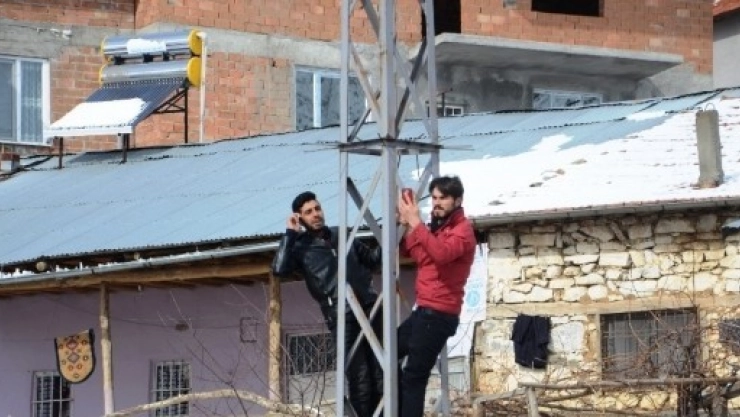 Telefonla Konuşmak İçin Direğe Çıkıyorlar