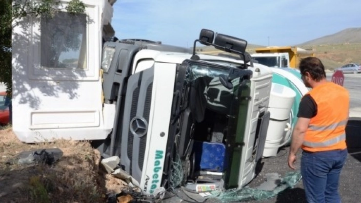 Beton Mikseri, Hafriyat Kamyonu İle Çarpıştı: 1 Yaralı