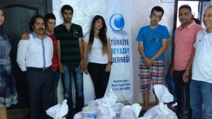 Beyazay Derneği, 40 Aileye Gıda Paketi Dağıttı