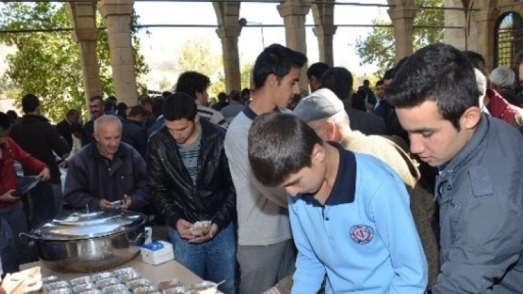 Bin 500 Kişiye Aşure İkram Edildi