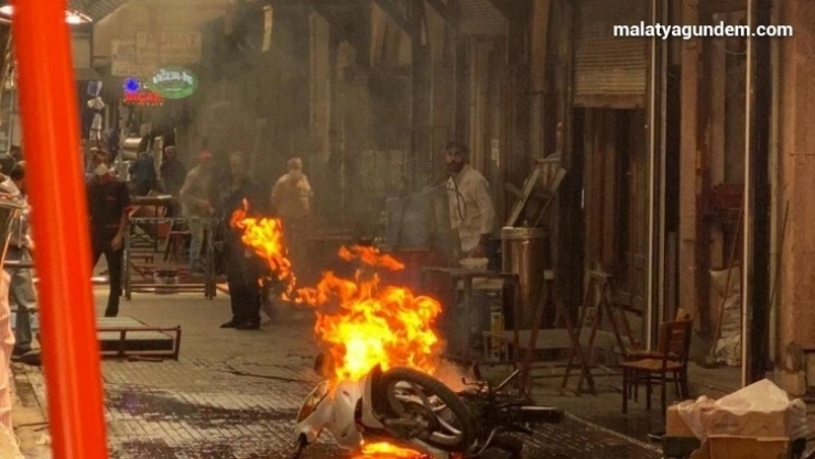Bir kıvılcım motosikleti küle çevirdi