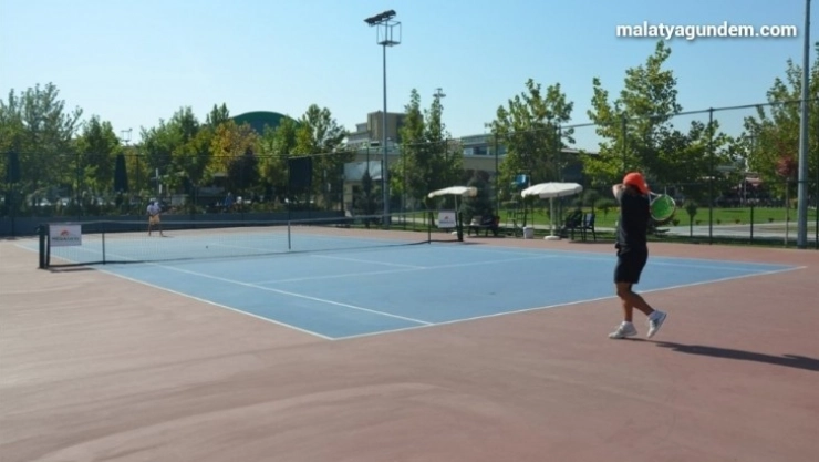 Bölge Tenis turnuvası çekişmeli geçti