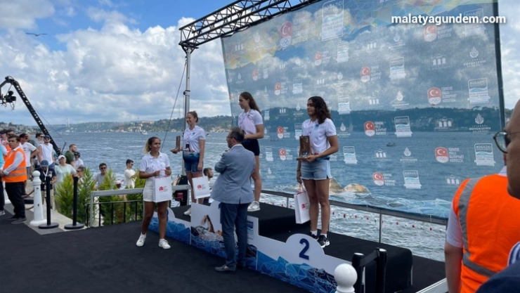 Burcu yüzmede Türkiye şampiyonu oldu