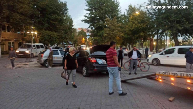 Çarpışan araçlar yayaların arasına daldı: 5 çocuk yaralı