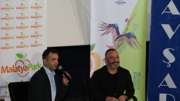 Cem Yılmaz Espirileriyle Kırdı Geçirdi