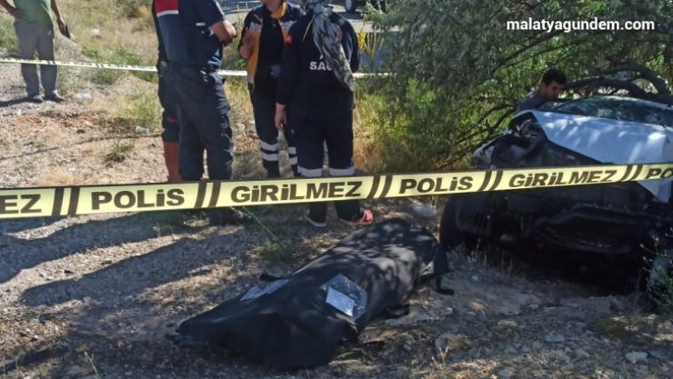 Cenaze yolunda feci kaza: 3 ölü, 2 yaralı