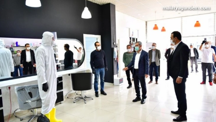 Çınar berberlerin hijyen çalışmasını inceledi