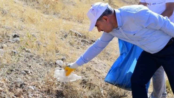 Çınar, Gençlerle Birlikte Temizlik Yaptı, Çöp Topladı