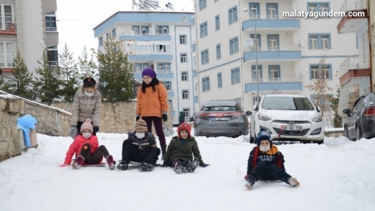 Çocukların tepsiyle kayak keyfi