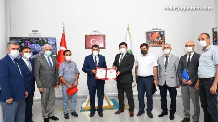 Covid-19'a karşı ilk güvenli hizmet belgesi Malatya'ya verildi