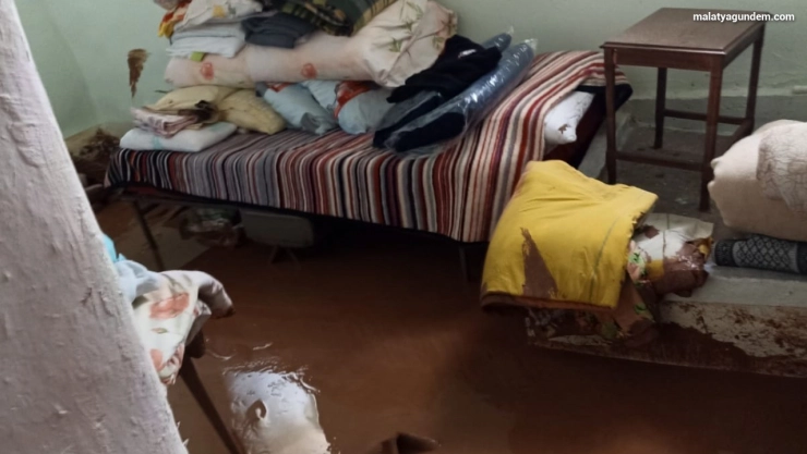 Sağanak ve dolu su baskınlarına neden oldu