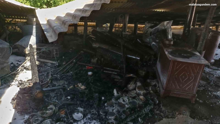 Darende'de çatı yangını korkuttu