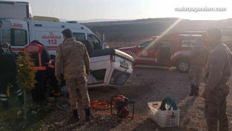 Darende'de otomobil takla attı: 2 yaralı