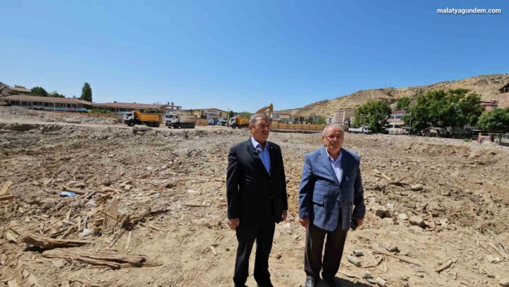 Darende'de yeni çarşı projesinde temel kazı çalışmaları başladı