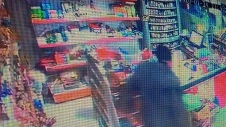 Deprem Anında Kendisini Dışarı Attı, Yaralanmaktan Son Anda Kurtuldu