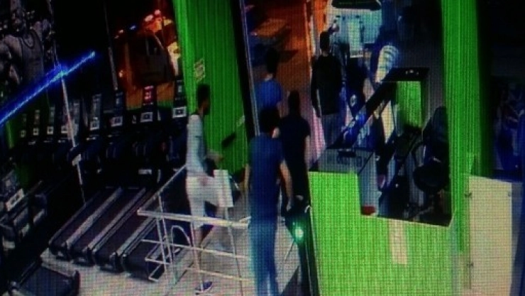 Deprem Anında Sürünerek Dışarı Çıktı