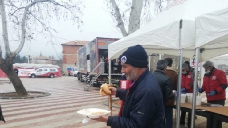 Her Gün Sıcak Yemek Dağıtımı Yapılıyor