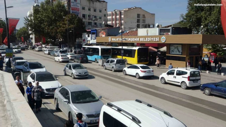 Depremin vurduğu Malatya'da esnaf eski günleri arıyor