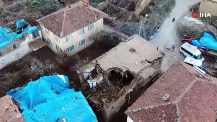  Depremin Verdiği Hasar Gün Ağarınca Ortaya Çıktı... Doğanyol'da Yıkılan Evler Havadan Görüntülendi