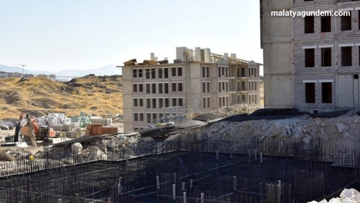 Depremzedeler için yapılan konutların inşaatları yükseliyor
