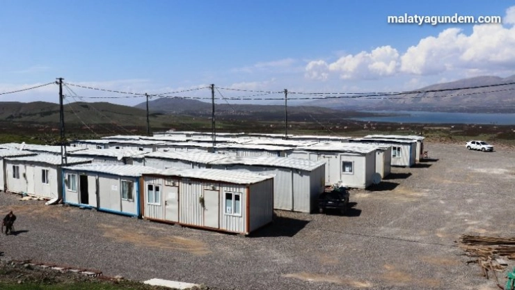Depremzedelerin kaldığı konteynerler dezenfekte ediliyor