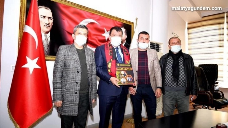 Derebeyleri Taraftarlar Derneği Taraftar Dergisinin ilk sayısını Gürkan'a sundu