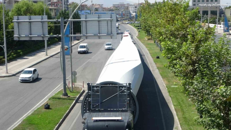 Dev rüzgar gülü türbinleri böyle taşındı