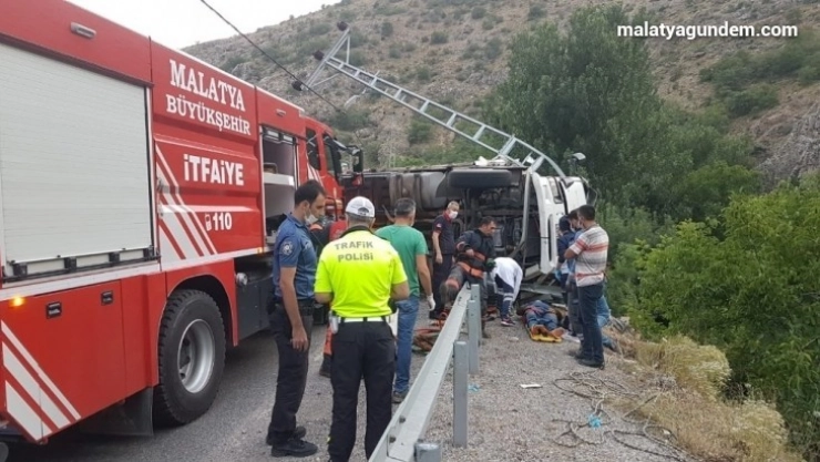 Devrilen kamyonda sıkışan sürücü güçlükle kurtarıldı