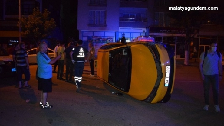 Devrilen otomobilden burnu bile kanamadan çıktı