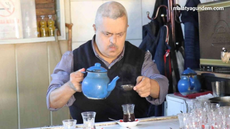 Down sendromlu çaycı, esnafın neşe kaynağı