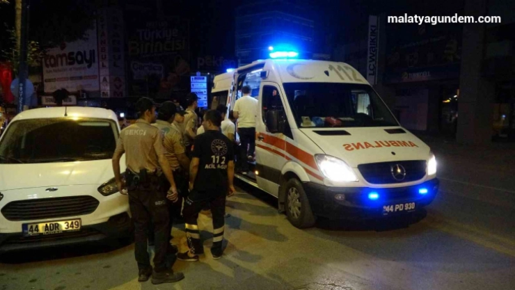 Eğlence merkezinde bıçaklı kavga: 3 yaralı