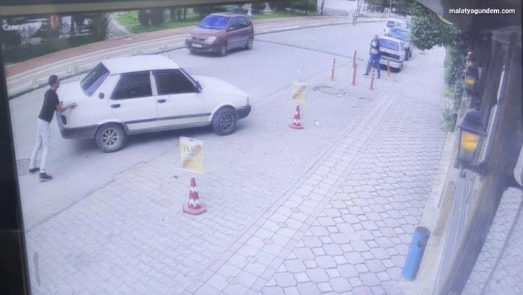 El frenini çekmeyi unuttu, esnafın dikkati kazayı önledi
