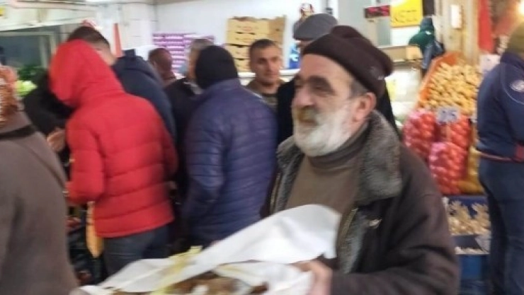 Emekli Olunca Esnafa Tatlı İkram Etti