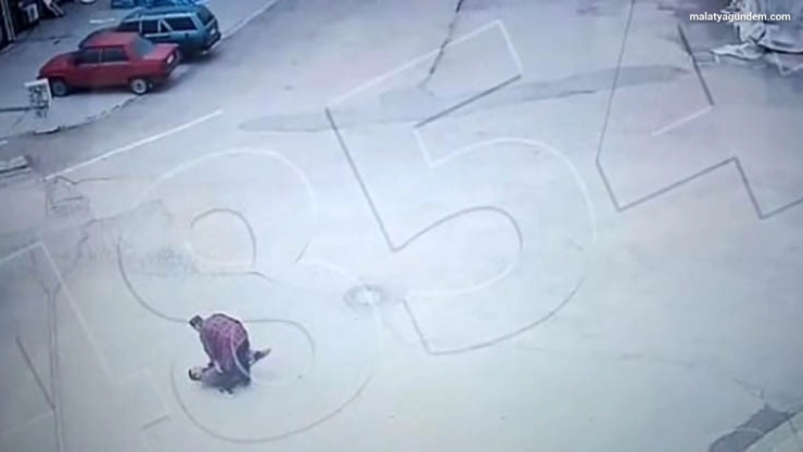 Engelli gence sokak ortasında saldırı