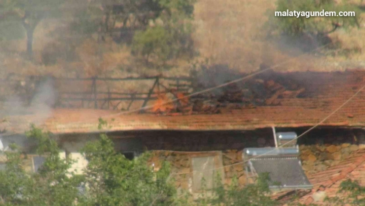 Ev yangını bitişik evlere sıçramadan söndürüldü