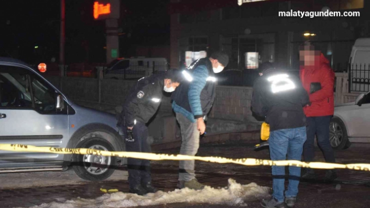 Evinin önünde silahlı saldırıya uğrayan işadamı yaralandı