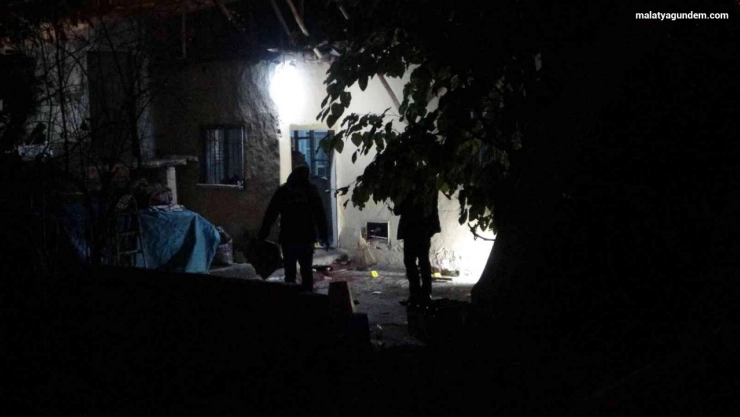 Evinin önünde silahlı saldırıya uğradı