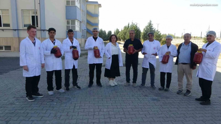 Fabrika gibi okul: Malatya'da öğrenciler domates yetiştirip salça üretiyor