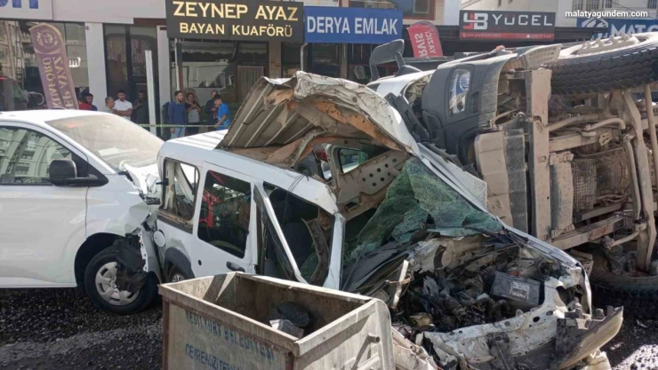 Freni patlayan mıcır yüklü hafriyat kamyonu ortalığı savaş alanına çevirdi