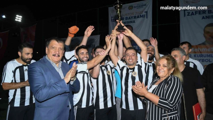 Futbol turnuvasında kupa İnönü Üniversitesi'nin