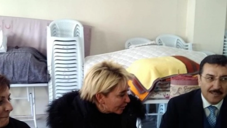 Gönüllülerin Deprem Bölgesine Yardımları Sürüyor