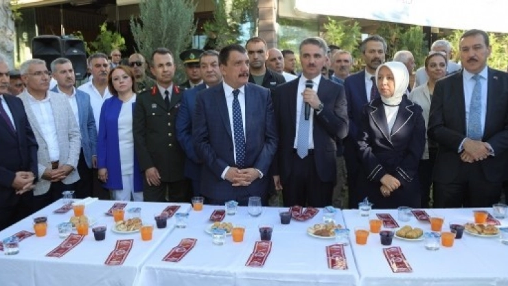 Güder, Vatandaşların Bayramını Kutladı