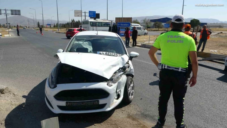 Hafif ticari araç ile otomobil çarpıştı: 2 yaralı