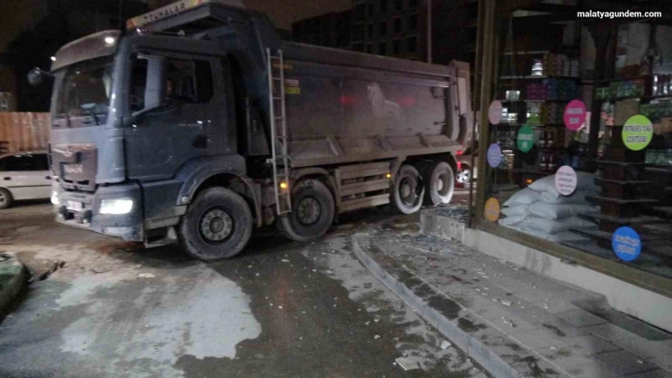 Hafriyat kamyonunun patlayan lastiği iş yerinin camlarını kırdı
