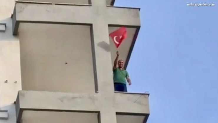 Hasarlı bina yıkımında iş makinesi operatörünün Türk bayrağı hassasiyeti