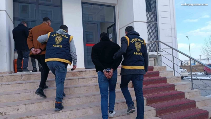 Hasarlı binalara dadanan hırsızlar yakalandı