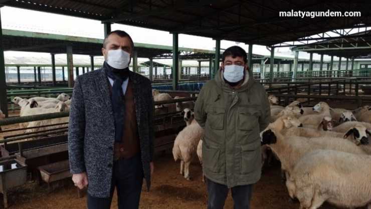 Hayvan yetiştiricilerine maske dağıtıldı