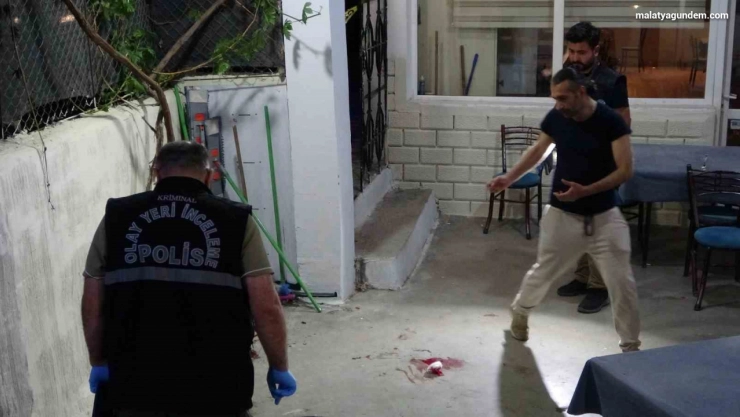 Husumetlisini kıraathanede oyun oynarken pompalı tüfekle yaraladı