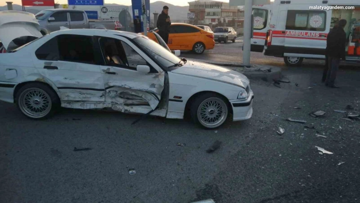 İki aracın karıştığı kazada 1 kişi yaralandı